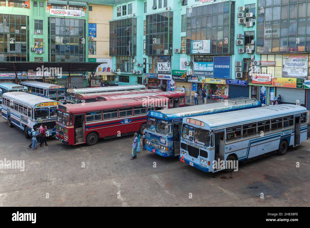 KURUNEGALA, SRI LANKA - 04 FEBBRAIO 2020: Autobus Intercity nel cortile del terminal degli autobus della città Foto Stock
