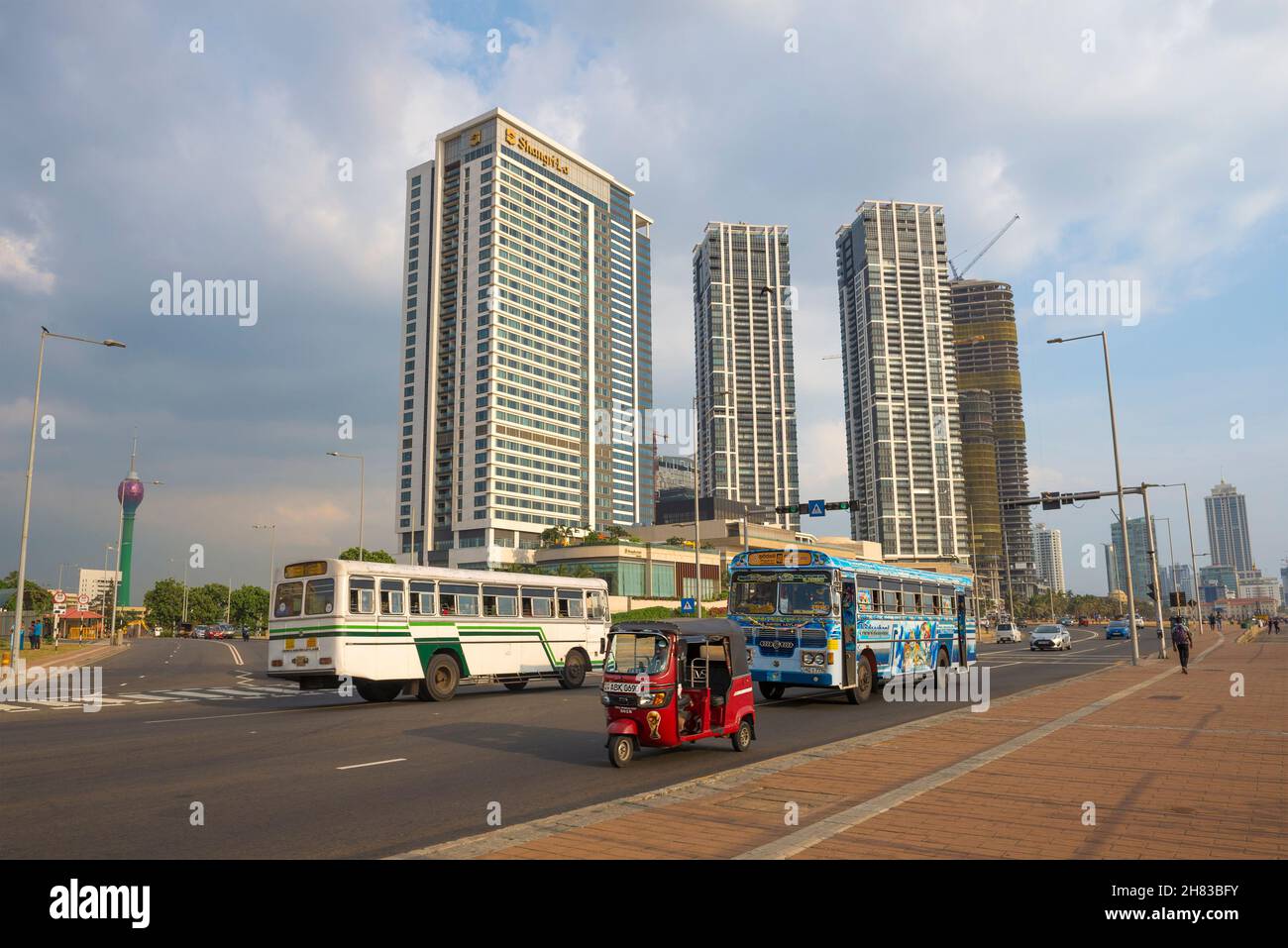 COLOMBO, SRI LANKA - 21 FEBBRAIO 2020: Traffico in Colombo moderno Foto Stock