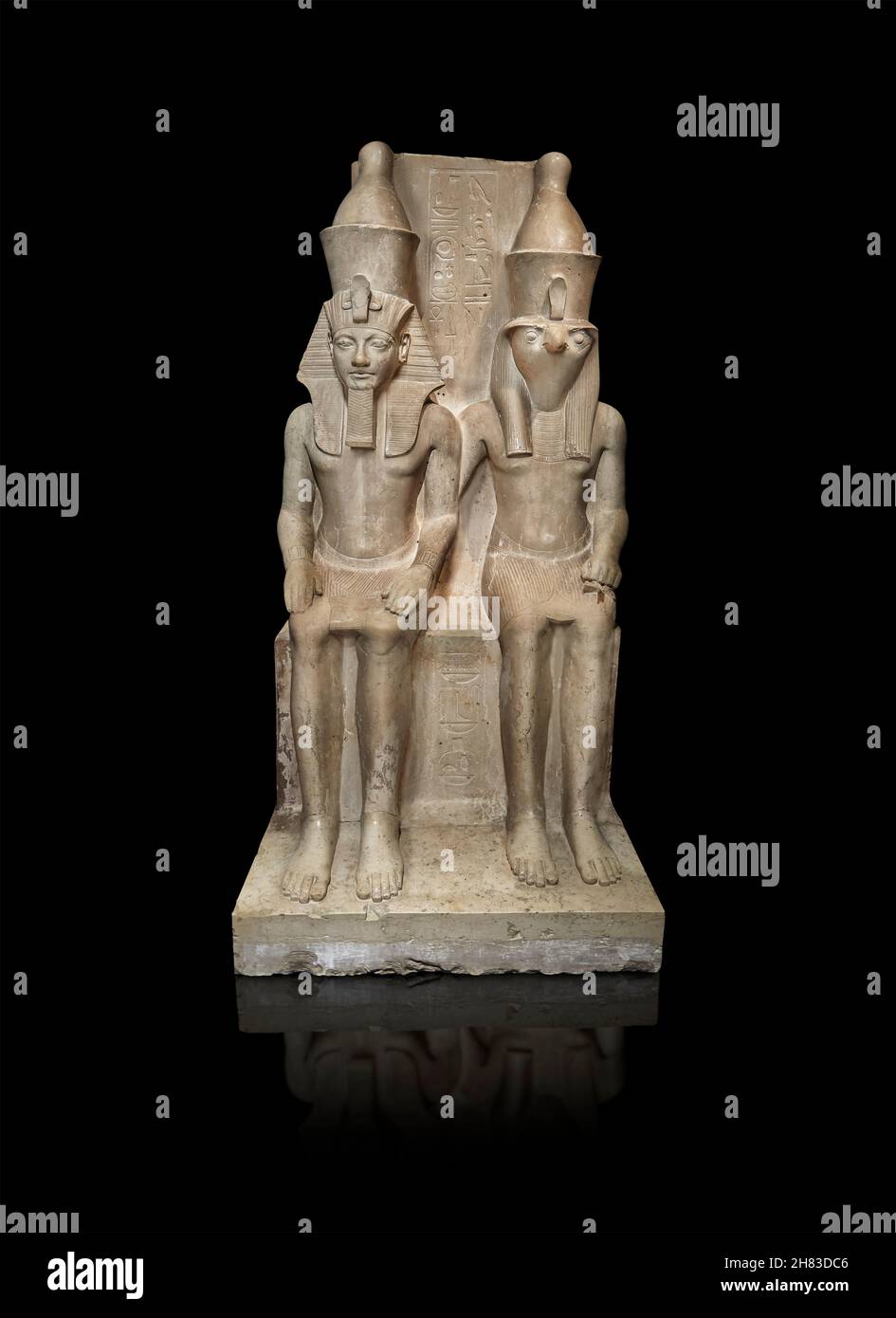 Antica statua egizia del faraone Horemheb con Horus, 1319 - 1292 a.C., 18a dinastia. Kunsthistorisches Muesum Vienna inv AS 8301. Altezza calcare 1 Foto Stock