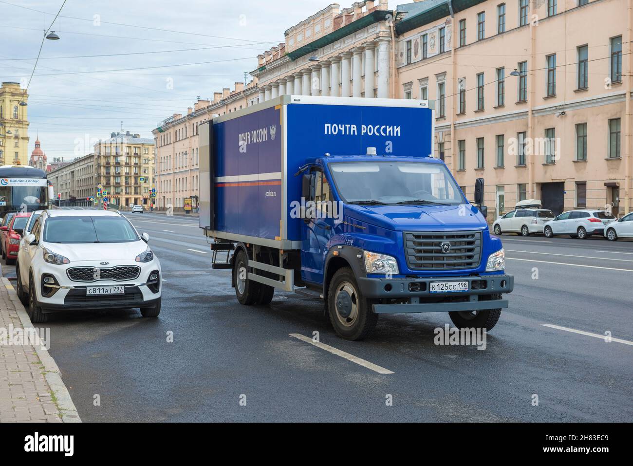 SAN PIETROBURGO, RUSSIA - 21 AGOSTO 2021: Nuovo camion di servizio medio posta di Russia GAZON PROSSIMO su Izmailovsky Prospekt Foto Stock