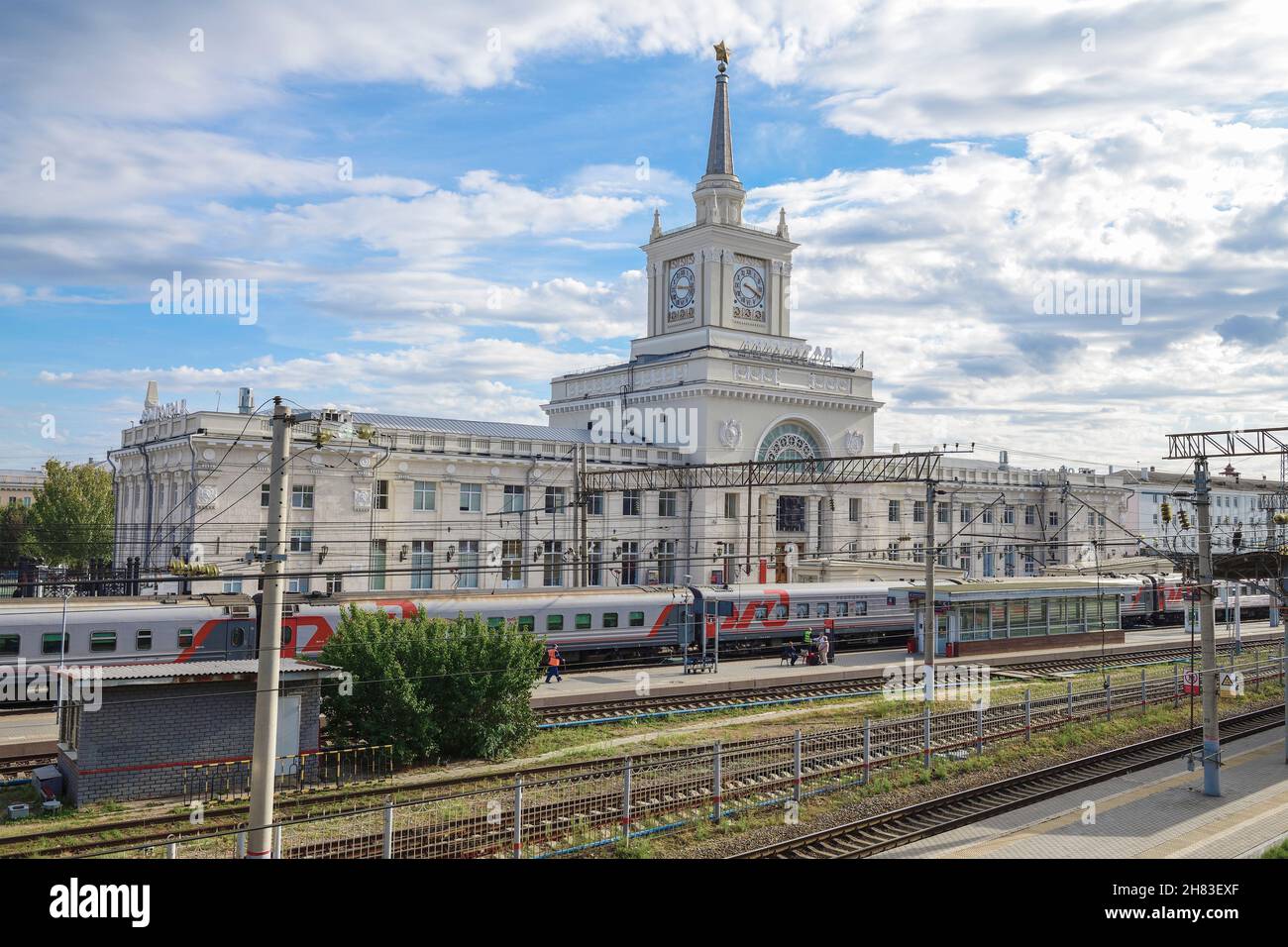 VOLGOGRAD, RUSSIA - 19 SETTEMBRE 2021: Vista dell'edificio della stazione ferroviaria in un pomeriggio di settembre Foto Stock