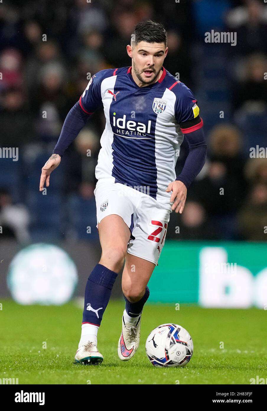 West Bromwich, Regno Unito. 26 novembre 2021. Alex Mowatt di West Bromwich Albion durante la partita Sky Bet Championship al Hawthorns, West Bromwich. Il credito d'immagine dovrebbe leggere: Andrew Yates / Sportimage Foto Stock