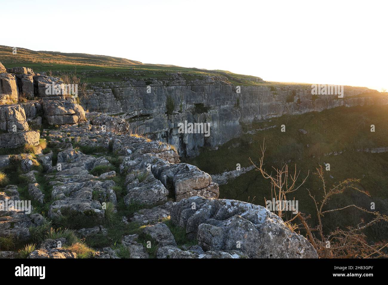 Marciapiede calcareo con intemperie sulla cima di Malham Cove, una popolare attrazione turistica nel parco nazionale Yorkshire Dales Foto Stock