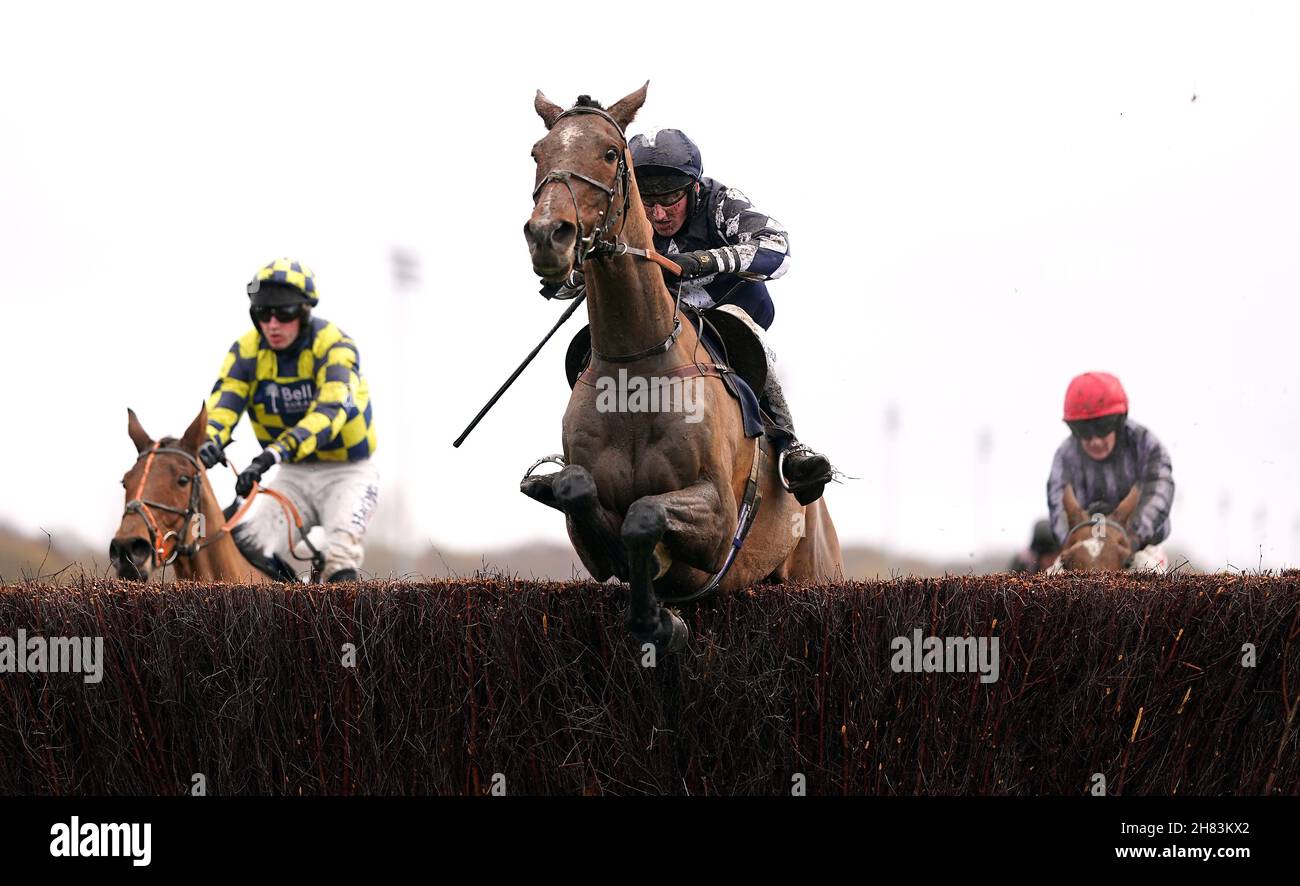 Caboy cavalcato dal jockey Stephen Mulqueen durante l'Eileen Peacock Memorial handicap Chase (Go North Monet's Garden Series Qualifier) durante il Fighting Fifth Hurdle Day all'ippodromo di Newcastle. Data foto: Sabato 27 novembre 2021. Vedi la storia della Pennsylvania RACING Newcastle. Il credito fotografico dovrebbe essere: Filo Tim Goode/PA. RESTRIZIONI: L'uso è soggetto a restrizioni. Solo per uso editoriale, nessun uso commerciale senza previo consenso da parte del titolare dei diritti. Foto Stock