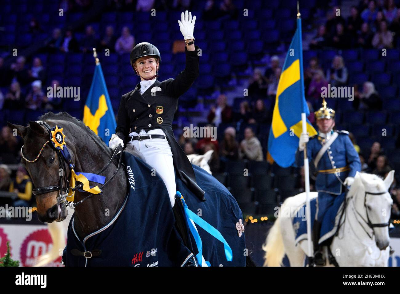 Jessica Von Bredow-Werndl, Germania, sul cavallo TSF Dalera BB celebra la vittoria dell'evento dressage del FEI Grand Prix durante lo Sweden International Horse Show alla Friens Arena di Solna, Stoccolma, Svezia, il 27 novembre 2021. Foto: Jessica Gow / TT / codice 10070 Foto Stock