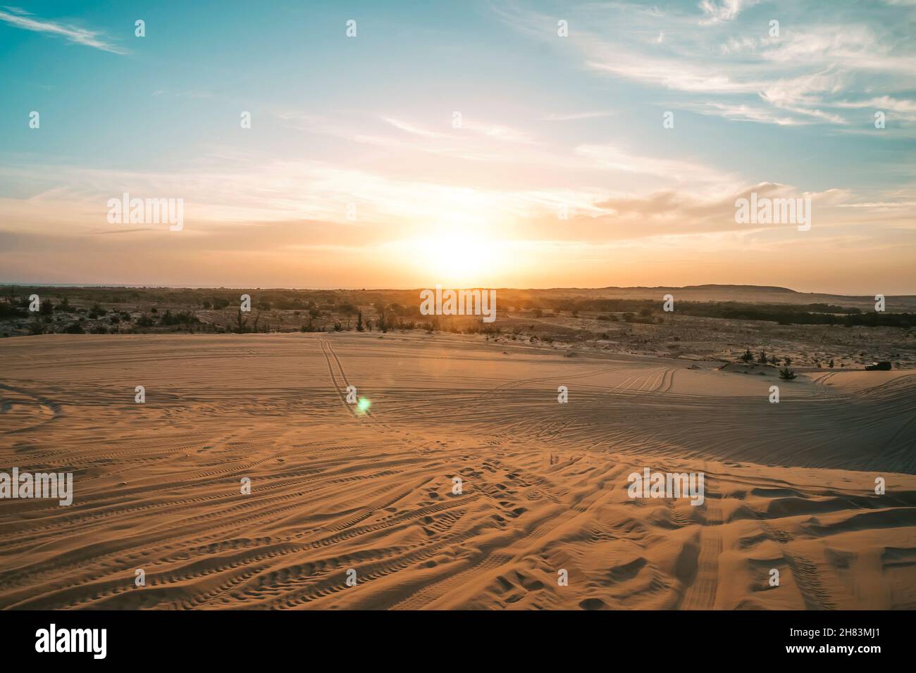Splendido paesaggio del deserto asiatico dall'aria. Alba sulle dune di sabbia di MUI ne Vietnam. Tramonto oltre l'orizzonte Foto Stock