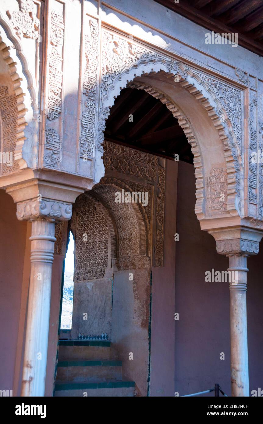 Motivi e motivi Sebka in stucco intagliato incorniciano gli archi moreschi all'Alhambra di Granada, Spagna. Foto Stock