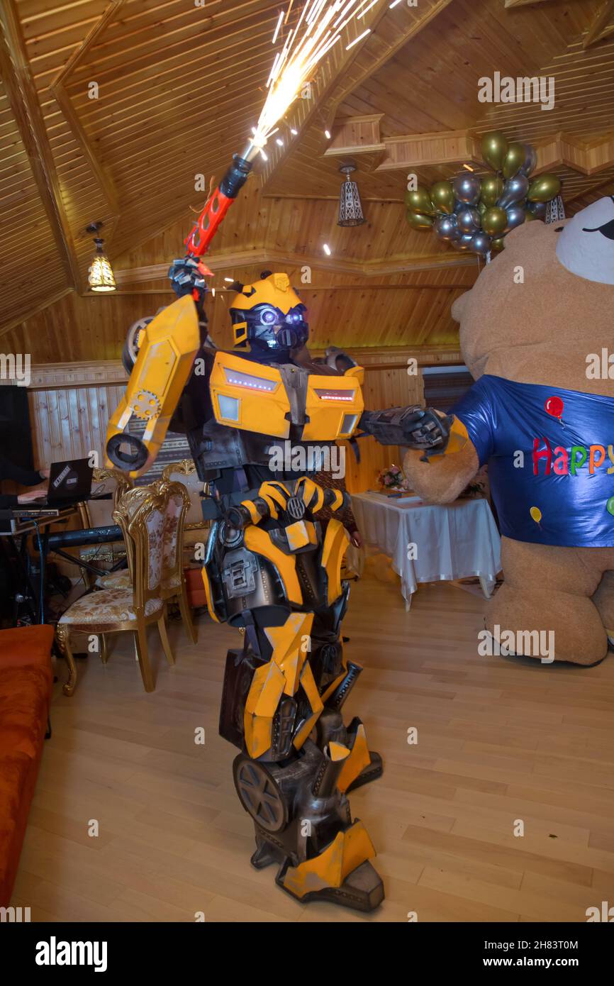 Azerbaigian Baku .26.11.2020 . La replica del robot Bumblebee fatto da ferro parte di un'esposizione dell'automobile a Thung Bua Chom mercato galleggiante .Yellow robot Tran Foto Stock