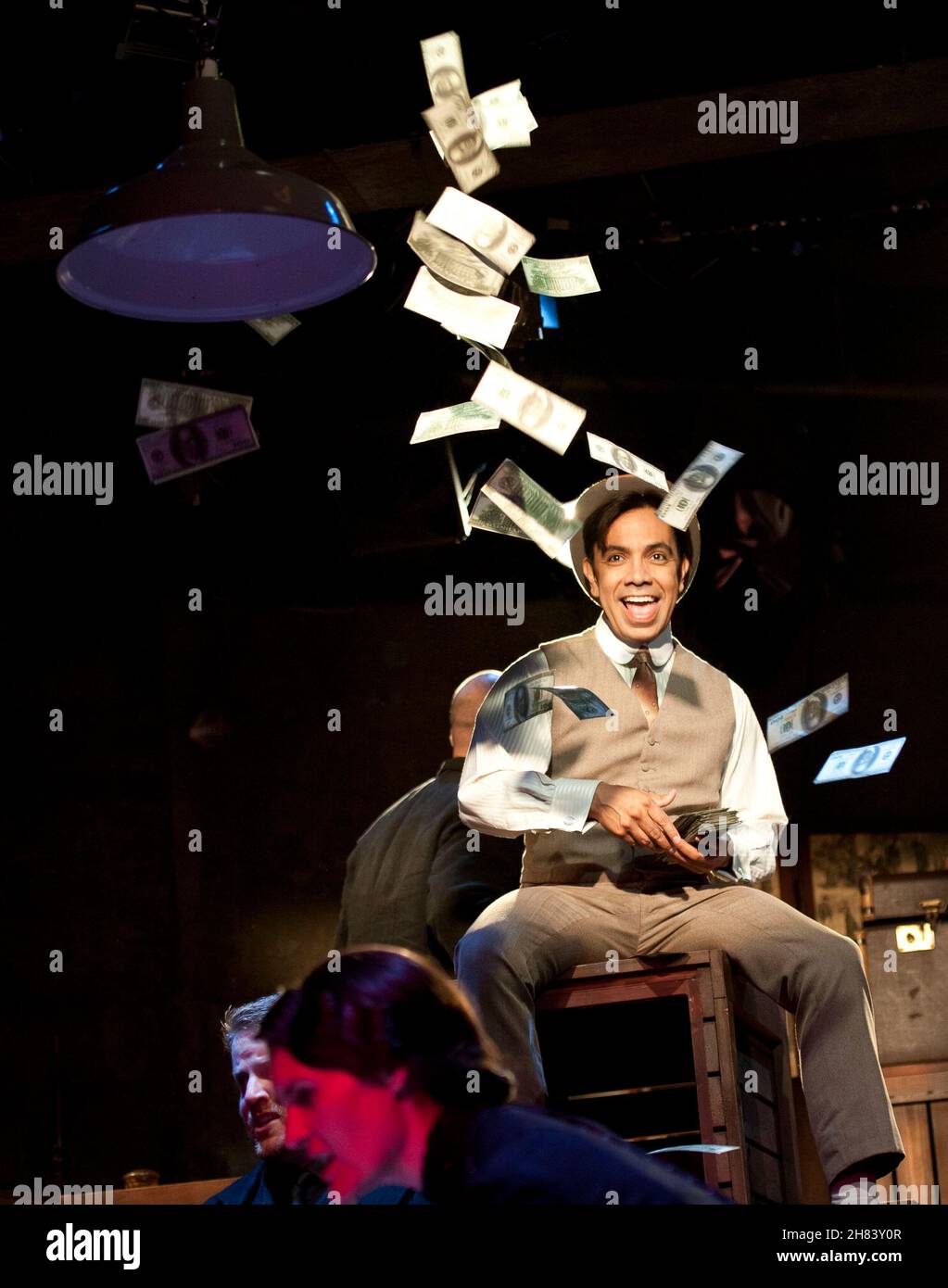 ROAD SHOW music & lyrics: Stephen Sondheim book: John Weidman Set design & Direction: John Doyle Costumi: Matthew Wright illuminazione: Jane Cox centro: David Bedella (Wilson Mizner) Menier Chocolate Factory, London SE1 06/07/2011 Foto Stock