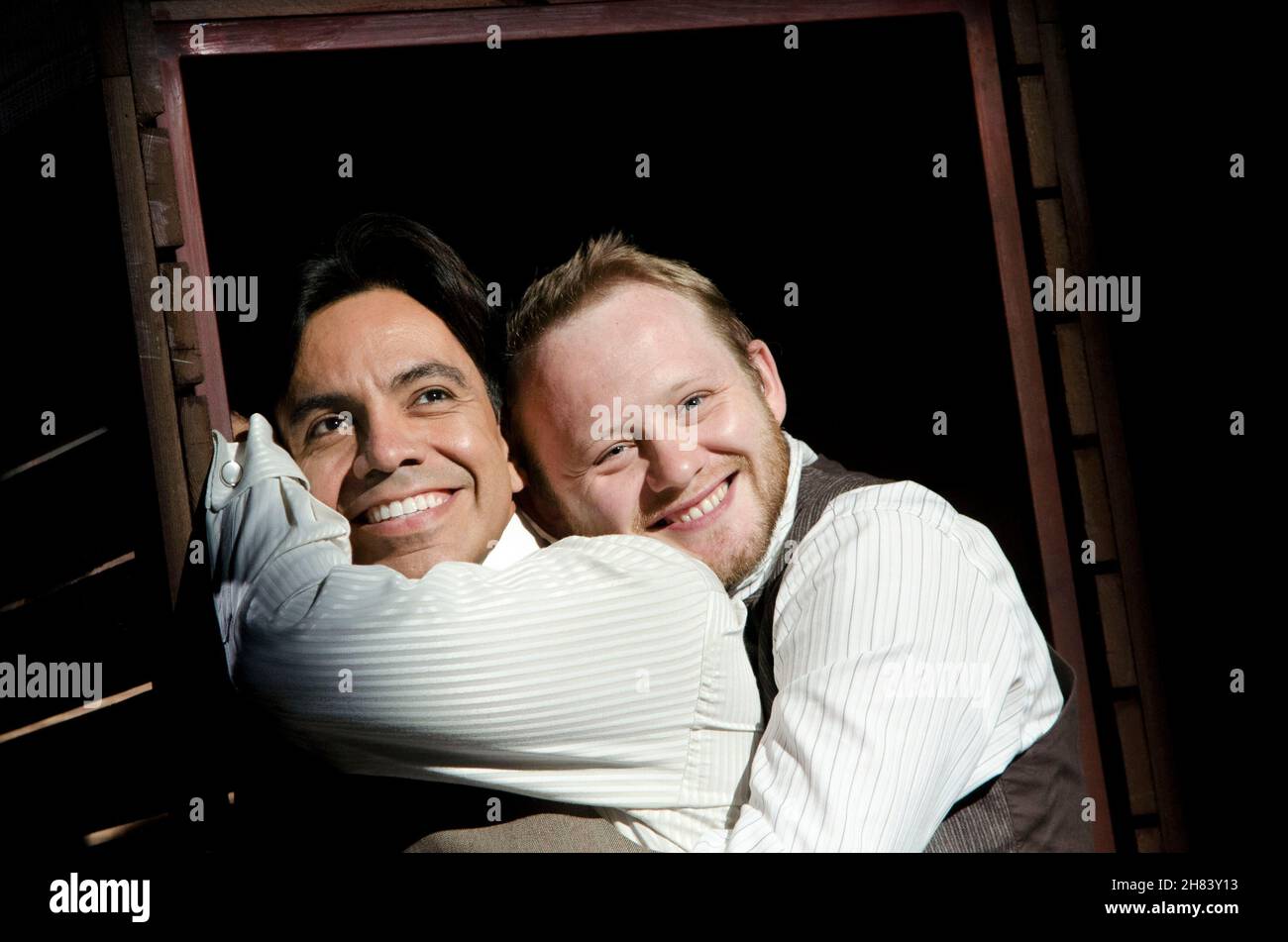 ROAD SHOW music & lyrics: Stephen Sondheim book: John Weidman Set design & Direction: John Doyle Costumes: Matthew Wright Lighting: Jane Cox l-r: David Bedella (Wilson Mizner), Michael Jibson (Addison Mizner) Menier Chocolate Factory, London SE1 06/07/2011 Foto Stock