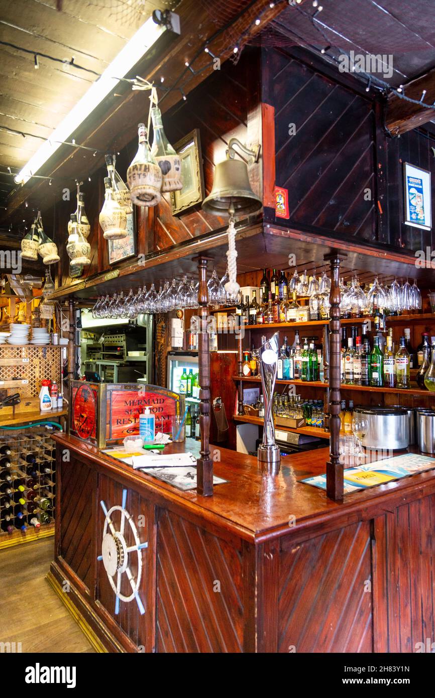 Bar all'interno del ristorante a tema nautico Mermaid Seafood, St Ives, Cornovaglia, Regno Unito Foto Stock