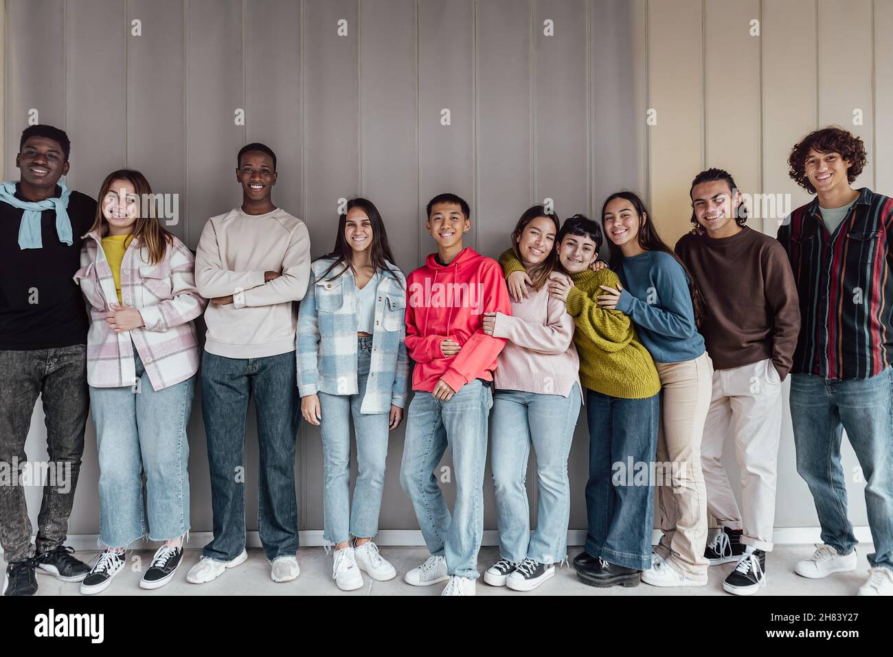 Felice gruppo multirazziale di adolescenti che si divertono all'interno dell'università - concetto di stile di vita dei giovani Foto Stock