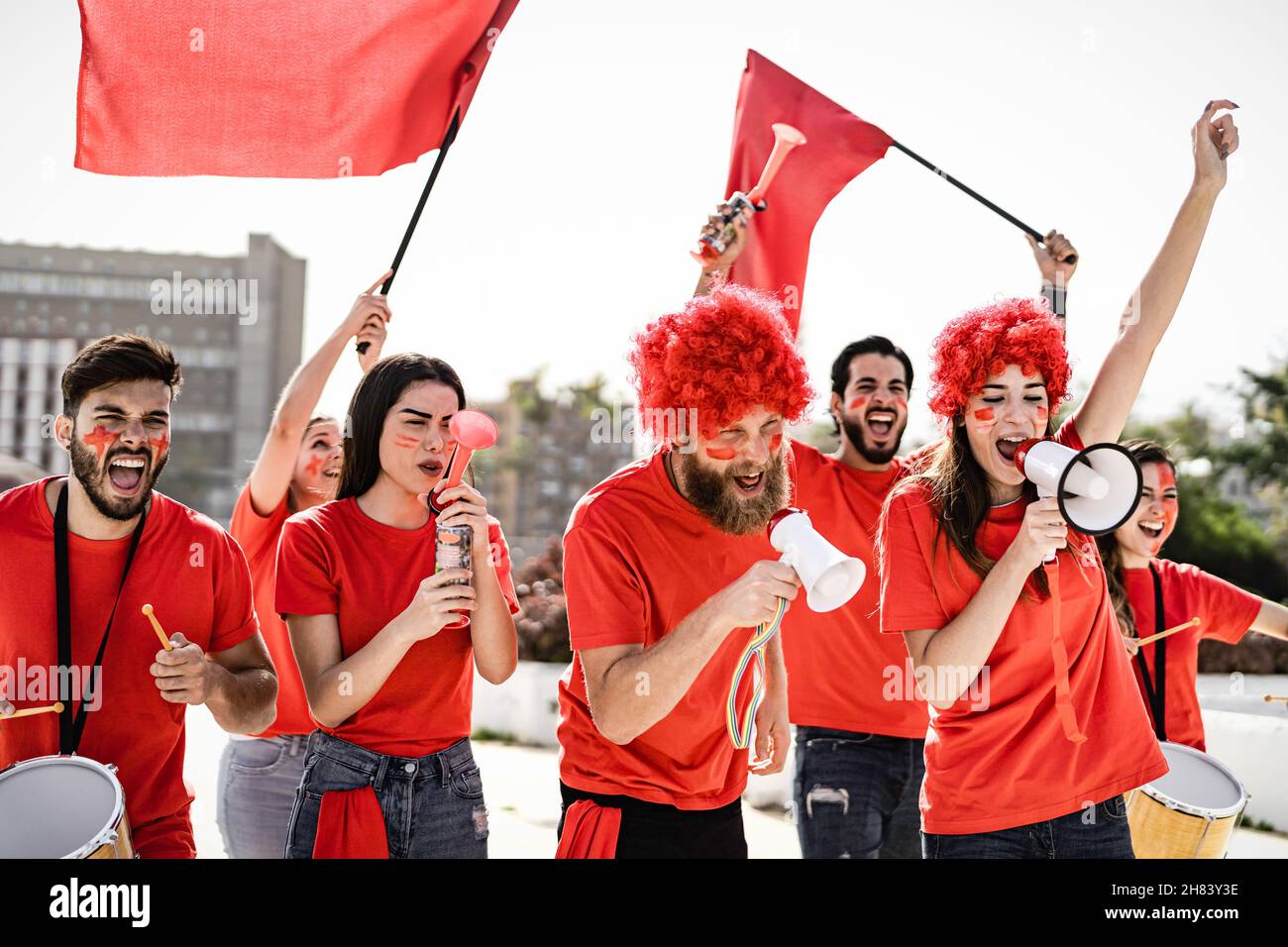 Tifosi di calcio che si divertono a sostenere la squadra in occasione di una partita di calcio Allo stadio - concetto di intrattenimento sportivo Foto Stock