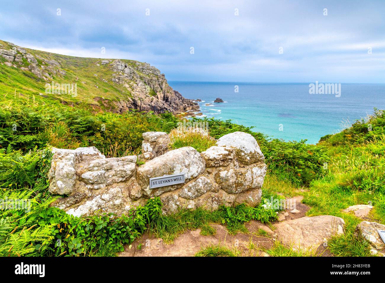 St. Levan's Holy Well vicino a Porthcurno sopra la spiaggia di PorthChapel lungo il South West Coast Path, Cornovaglia, Regno Unito Foto Stock