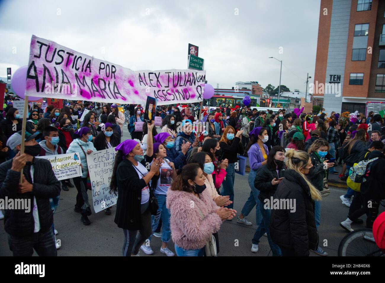 Le donne partecipano alla Giornata Internazionale per l'eliminazione della violenza contro le donne, che si terrà a Bogotà, Colombia, il 25 novembre 2021. Foto Stock