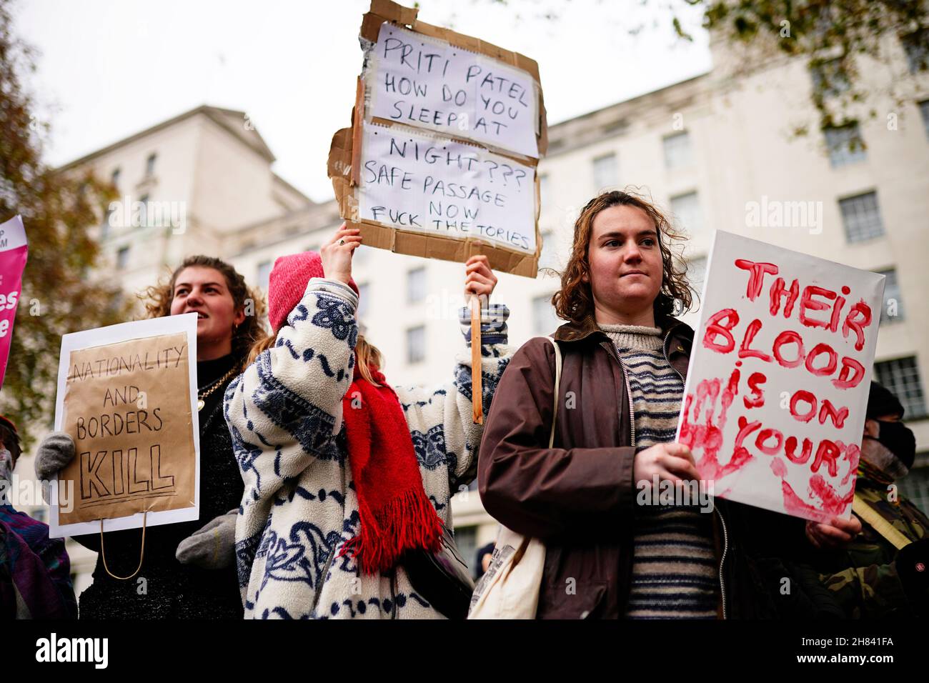 La gente partecipa a una protesta al di fuori di Downing Street a Westminster, Londra, chiedendo al governo di eliminare il conto delle nazionalità e delle frontiere e di ampliare rapidamente le vie legali e sicure per consentire ai rifugiati di entrare in Gran Bretagna e chiedere asilo. Data foto: Sabato 27 novembre 2021. Foto Stock