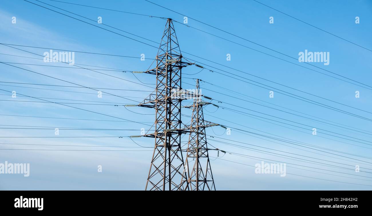 Torre elettrica e linee. Alimentazione di energia. Elevati prezzi dell'elettricità. Foto Stock