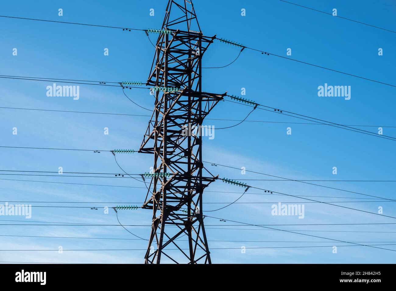 Torre elettrica e linee. Alimentazione di energia. Elevati prezzi dell'elettricità. Foto Stock