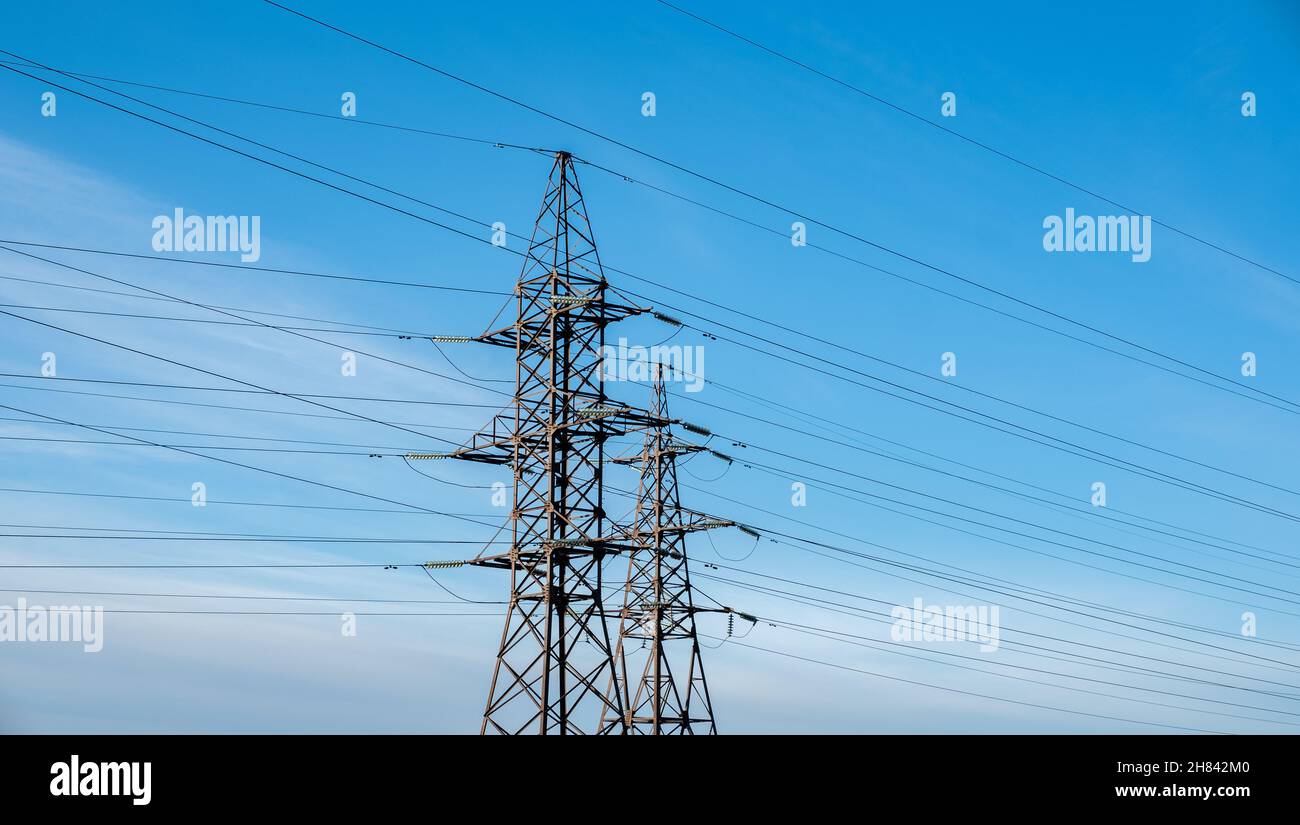 Torre elettrica e linee. Alimentazione di energia. Elevati prezzi dell'elettricità. Foto Stock
