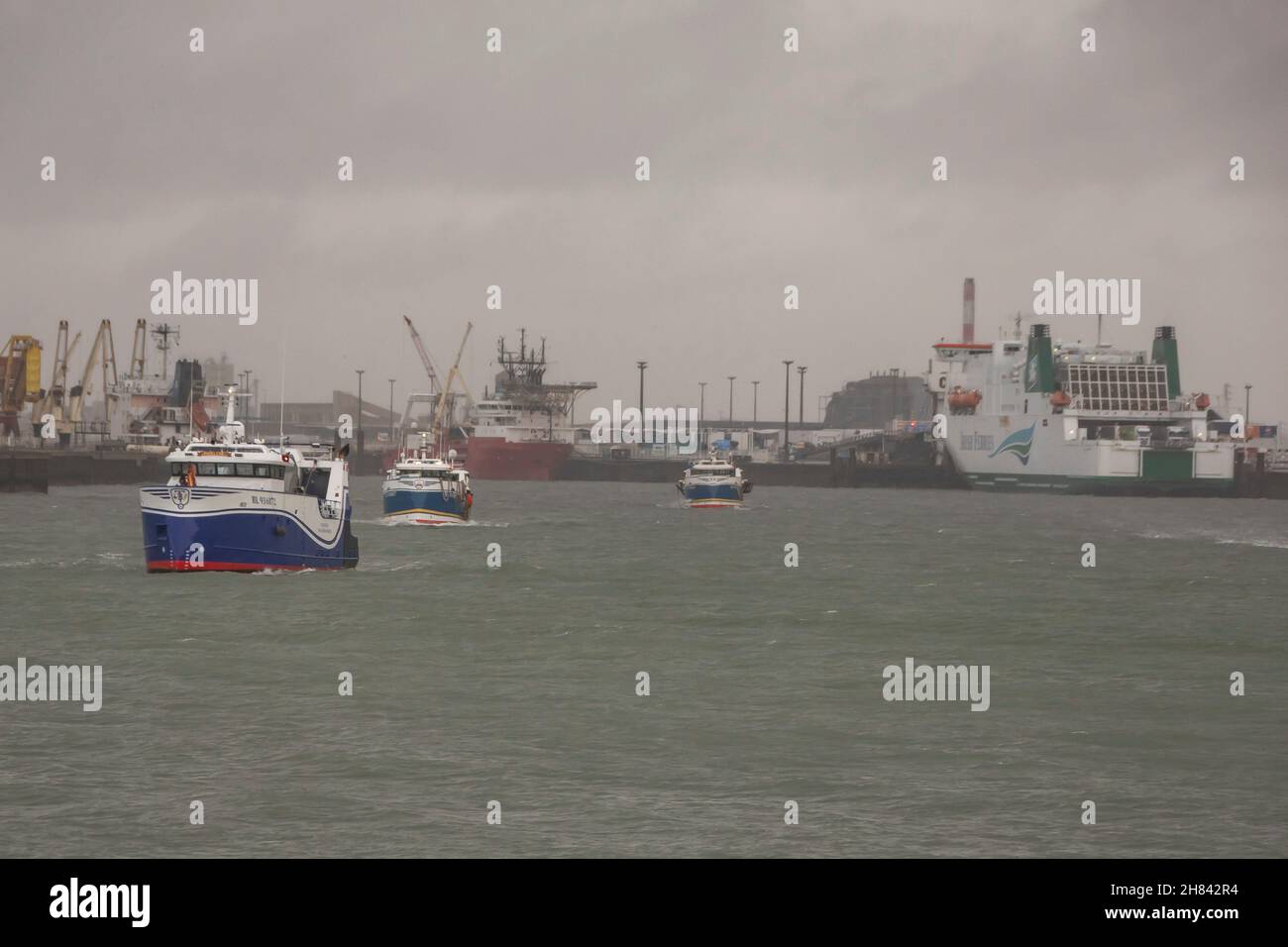 Calais, Francia. 27 novembre 2021. Le barche da pesca francesi sono viste all'entrata del porto di Calais, Francia, il 26 novembre 2021. Alcuni pescherecci francesi hanno bloccato l’ingresso nel porto di Calais venerdì, protestando contro la negazione dei loro diritti di pesca post-Brexit promessi dalla Gran Bretagna. Credit: Xinhua/Alamy Live News Foto Stock