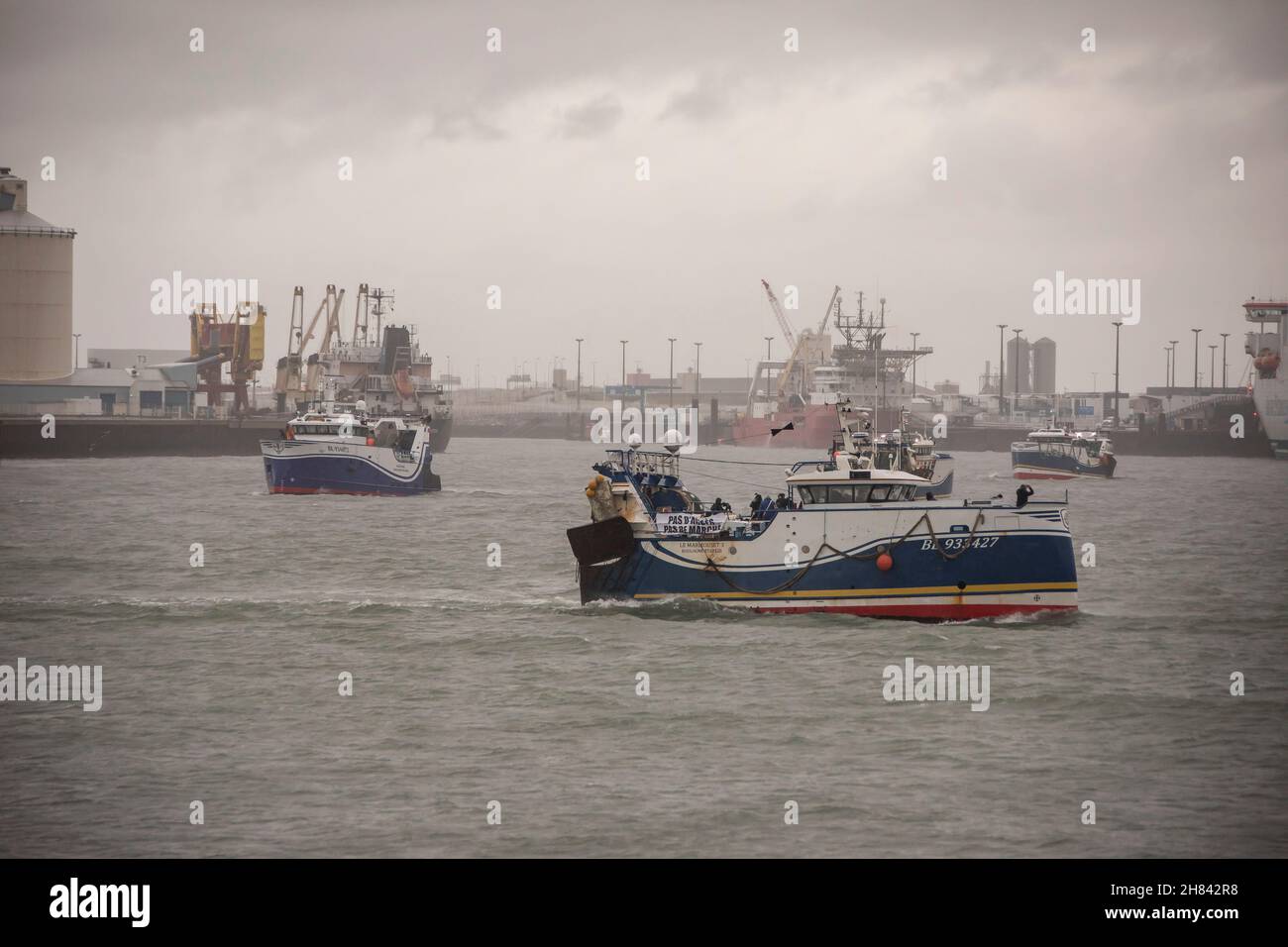 Calais, Francia. 27 novembre 2021. Le barche da pesca francesi sono viste all'entrata del porto di Calais, Francia, il 26 novembre 2021. Alcuni pescherecci francesi hanno bloccato l’ingresso nel porto di Calais venerdì, protestando contro la negazione dei loro diritti di pesca post-Brexit promessi dalla Gran Bretagna. Credit: Xinhua/Alamy Live News Foto Stock