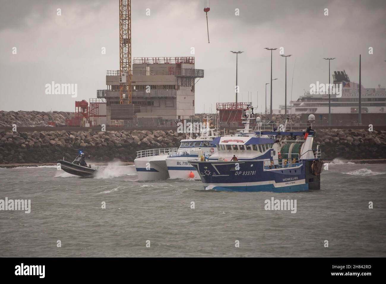 Calais, Francia. 27 novembre 2021. Le barche da pesca francesi sono viste all'entrata del porto di Calais, Francia, il 26 novembre 2021. Alcuni pescherecci francesi hanno bloccato l’ingresso nel porto di Calais venerdì, protestando contro la negazione dei loro diritti di pesca post-Brexit promessi dalla Gran Bretagna. Credit: Xinhua/Alamy Live News Foto Stock