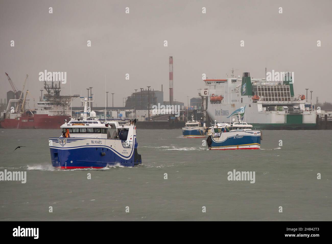 Calais, Francia. 27 novembre 2021. Le barche da pesca francesi sono viste all'entrata del porto di Calais, Francia, il 26 novembre 2021. Alcuni pescherecci francesi hanno bloccato l’ingresso nel porto di Calais venerdì, protestando contro la negazione dei loro diritti di pesca post-Brexit promessi dalla Gran Bretagna. Credit: Xinhua/Alamy Live News Foto Stock