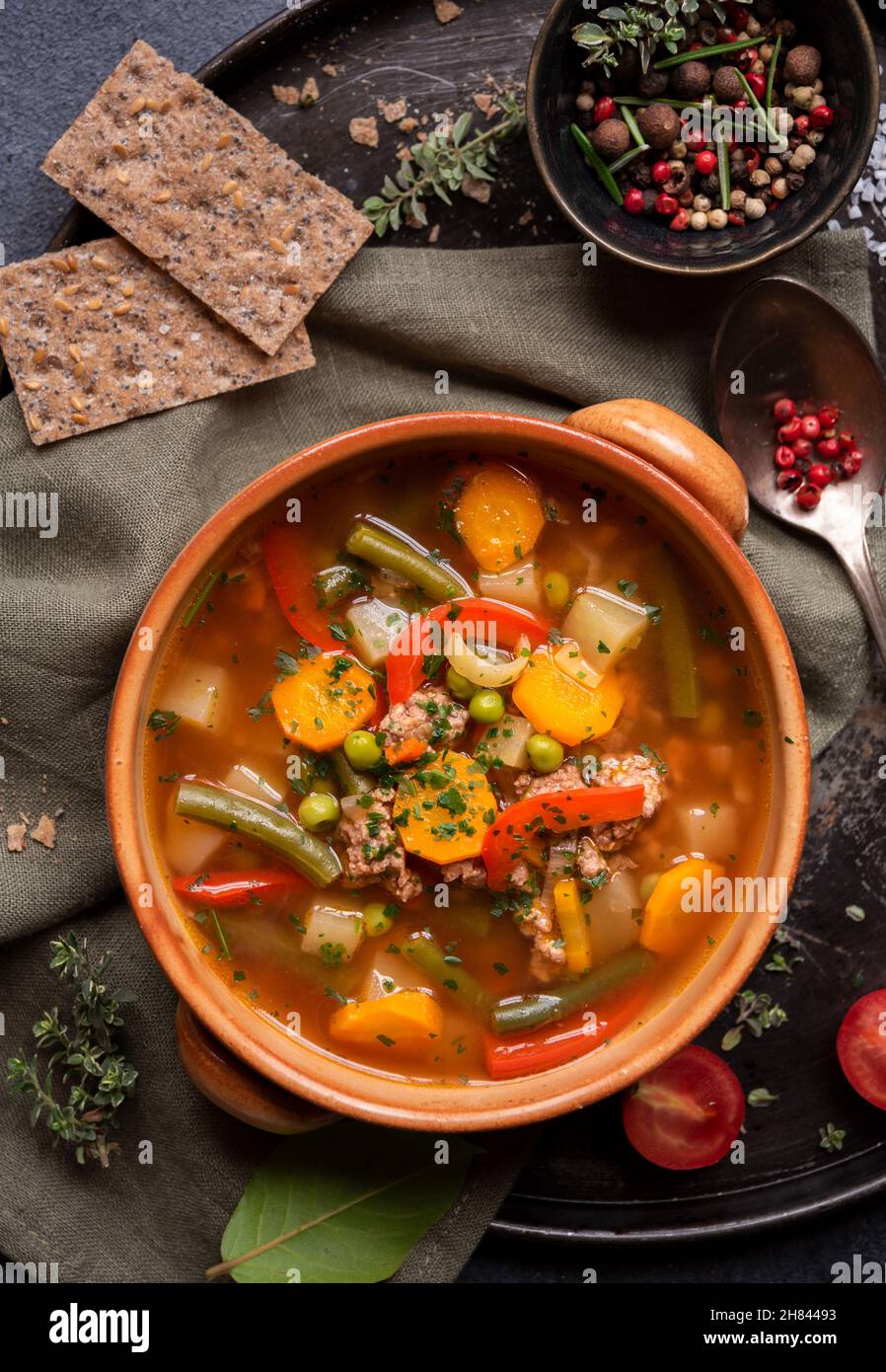 Zuppa calda con verdure, cibo confortevole Foto Stock