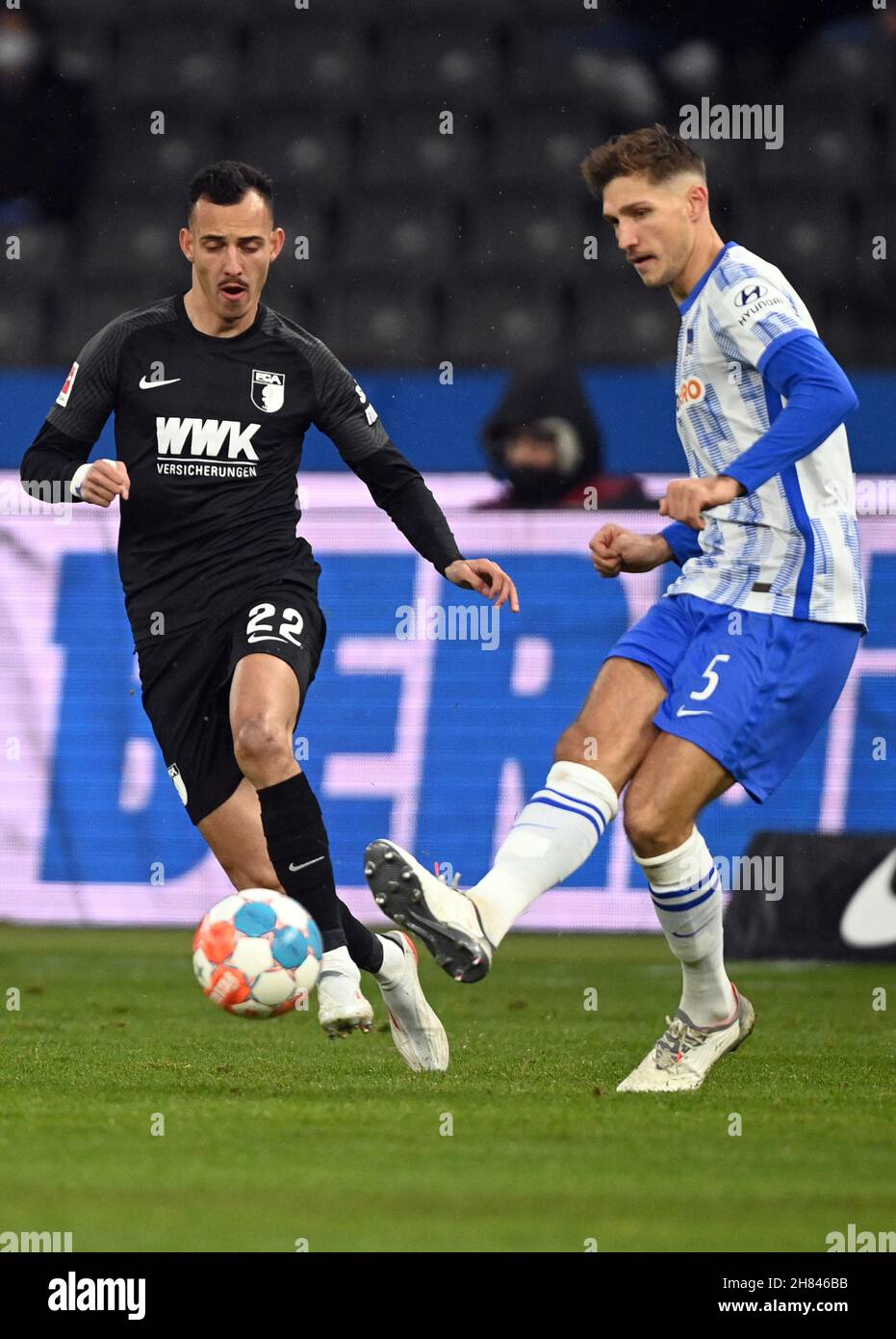 Berlino, Germania. 27 novembre 2021. Calcio: Bundesliga, Hertha BSC - FC Augsburg, Matchday 13 all'Olympiastadion. Niklas Stark di Hertha (r) contro il lago Amaral Borduchi di Augusta. Credit: Soeren Stache/dpa-Zentralbild/dpa - NOTA IMPORTANTE: In conformità con le norme del DFL Deutsche Fußball Liga e/o del DFB Deutscher Fußball-Bund, è vietato utilizzare o utilizzare fotografie scattate nello stadio e/o del match sotto forma di immagini in sequenza e/o serie di foto video-simili./dpa/Alamy Live News Credit: dpa Picture Alliance/Alamy Live News Foto Stock