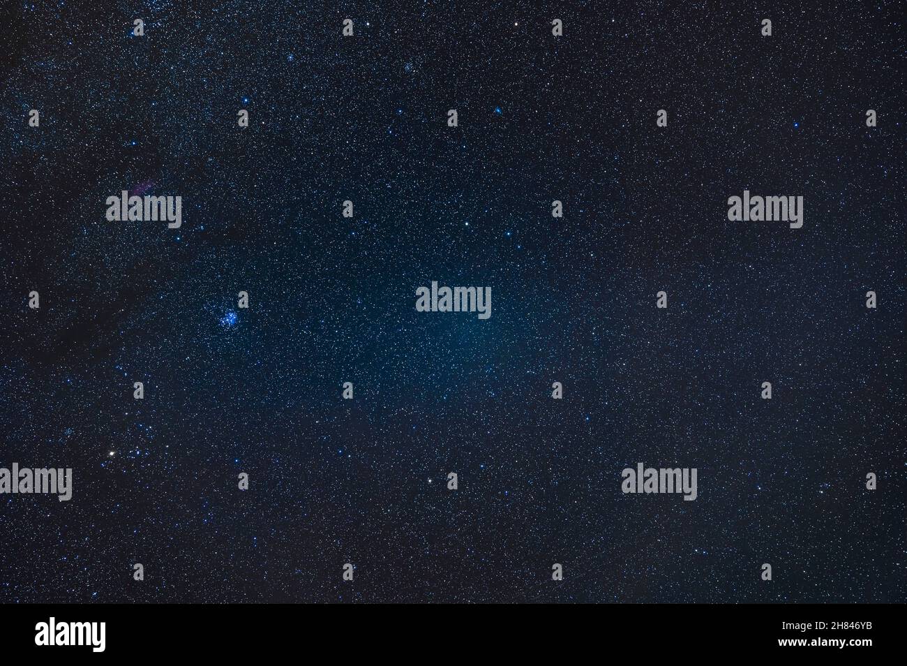 Una cornice del debole bagliore di Gegenschein, o 'controflow,' al punto di fronte al Sole nel cielo, qui in Ariete e Pesci questa notte, Octobe Foto Stock