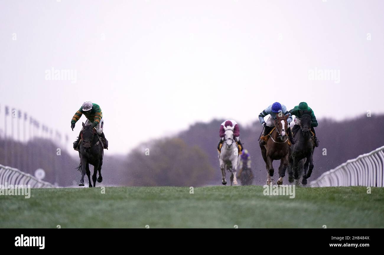 Epatante guidato dal jockey Aidan Coleman (a sinistra) e non così Sleepy guidato da Jonathan Burke (seconda a destra) in una foto finale alla fine del quinto ostacolo di Betfair Fighting durante il Fifth Hurdle Day Fighting all'ippodromo di Newcastle. Data foto: Sabato 27 novembre 2021. Vedi la storia della Pennsylvania RACING Newcastle. Il credito fotografico dovrebbe essere: Filo Tim Goode/PA. RESTRIZIONI: L'uso è soggetto a restrizioni. Solo per uso editoriale, nessun uso commerciale senza previo consenso da parte del titolare dei diritti. Foto Stock