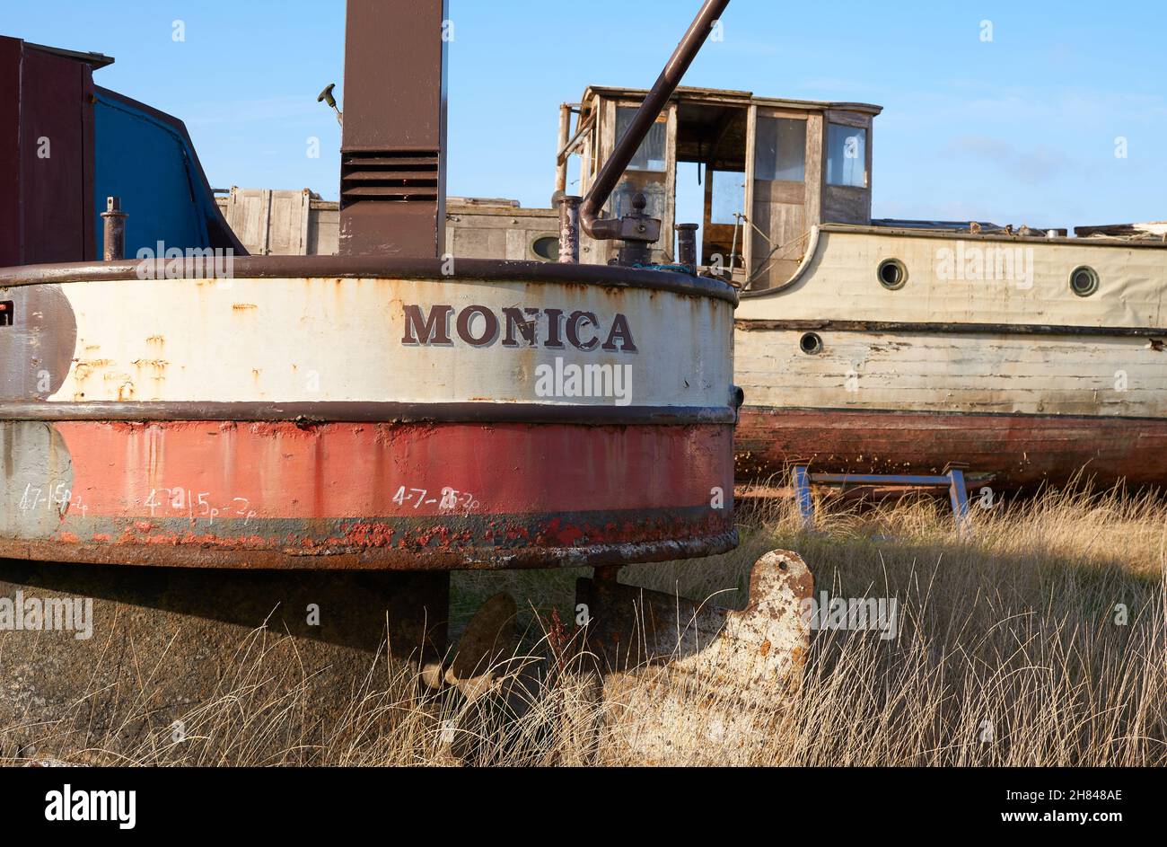 Stern di una vecchia barca di fiume in un deposito di rottami Foto Stock Stern di una vecchia barca di fiume in un deposito di rottami Foto Stock