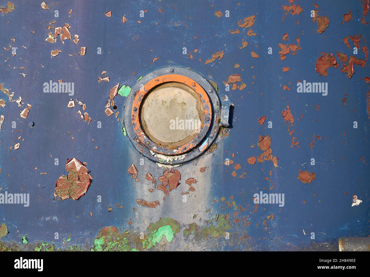 Piccola ruggine ha striato oblò in una vecchia nave Foto Stock Piccola ruggine ha striato oblò in una vecchia nave Foto Stock