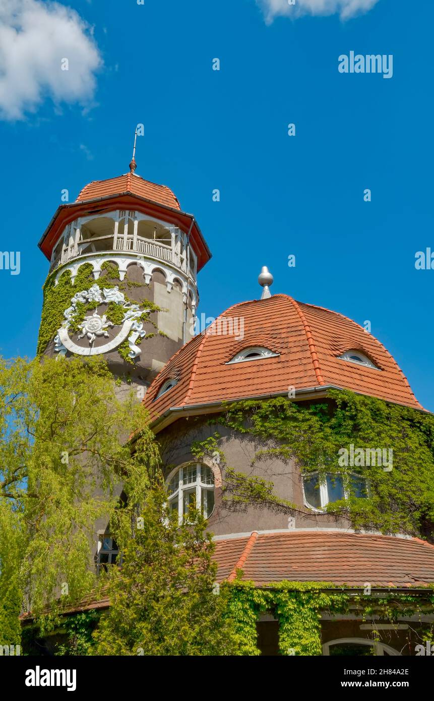 Svetlogorsk, Kaliningrad Oblast, Russia. Giugno - 2. Edificio Balneario con torre d'acqua. Le finestre del tetto della costruzione assomiglia agli occhi umani Foto Stock