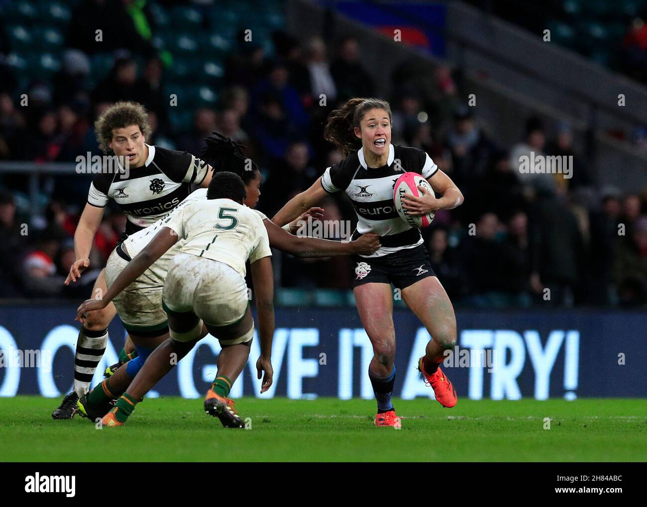 Londra, Regno Unito. 27 novembre 2021. 27 novembre 2021; Twickenham, Londra, Inghilterra, Autumn Series International rugby, Barbarians Women versus South Africa Springbok Womens XV; Rhona Lloyd of Barbarians affrontato da Chumisa Qawe del Sudafrica Credit: Action Plus Sports Images/Alamy Live News Foto Stock