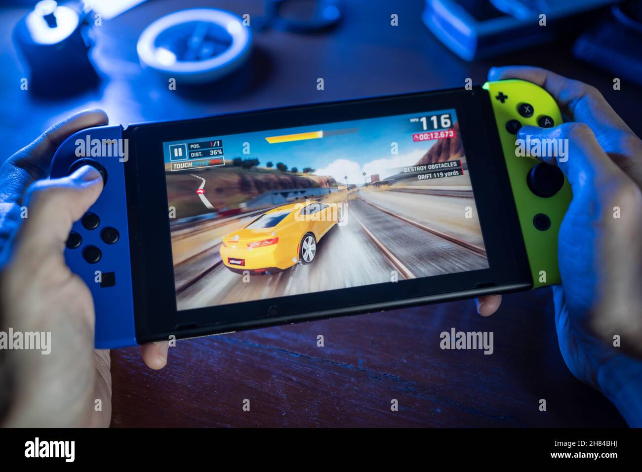 Bangkok, Thailandia - 23 novembre 2021 : Gamer che gioca Asphalt 9, un gioco di corse sviluppato da Gameloft, su Nintendo Switch. Foto Stock