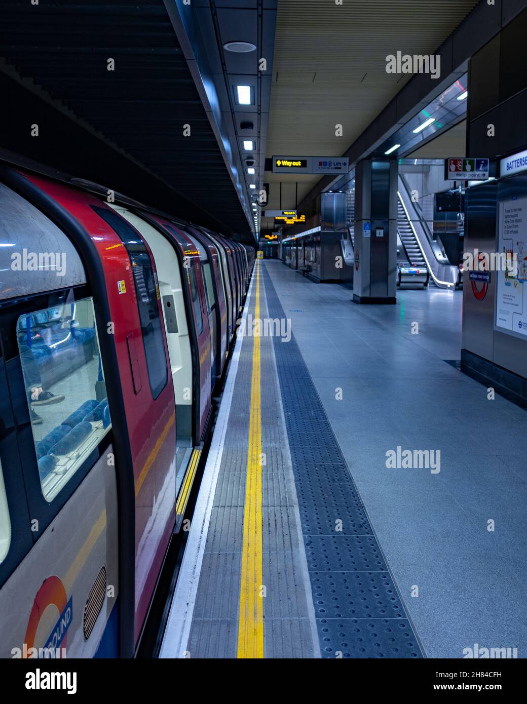 Treno della metropolitana parcheggiato nella stazione della metropolitana di Battersea sulla Northern Line della metropolitana di Londra. Prolunga Northern Line Foto Stock