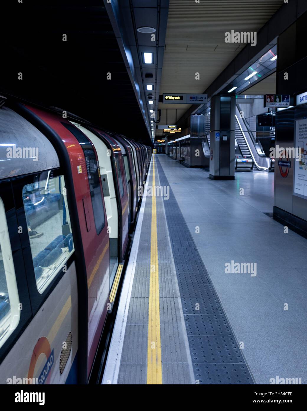 Treno della metropolitana parcheggiato nella stazione della metropolitana di Battersea sulla Northern Line della metropolitana di Londra. Prolunga Northern Line Foto Stock