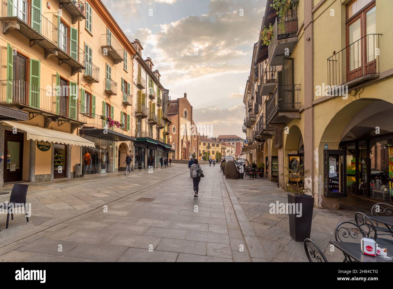 Saluzzo, Cuneo, Italia - 19 ottobre 2021:corso Italia, strada pedonale principale con la cattedrale di Maria Vergine Assunta sullo sfondo Foto Stock