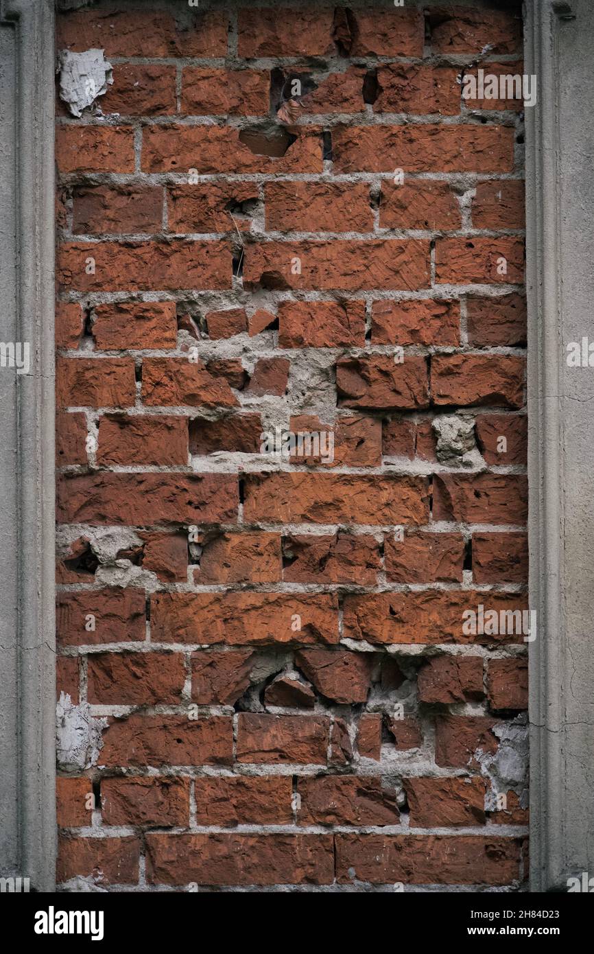 Muro di pietra rossa Texture con mattoni vecchi e mortaio su una rovina danneggiato Cimitero a Berlino. Può essere usato come texture o sfondo. Foto Stock