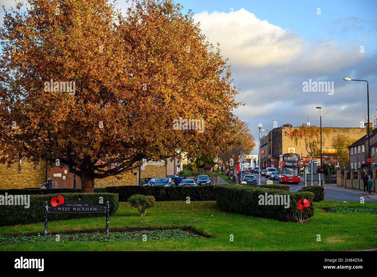 West Wickham, Kent, Regno Unito. La rotatoria con un cartello della città all'estremità occidentale di West Wickham High Street. Borough di Bromley nella Grande Londra. Foto Stock