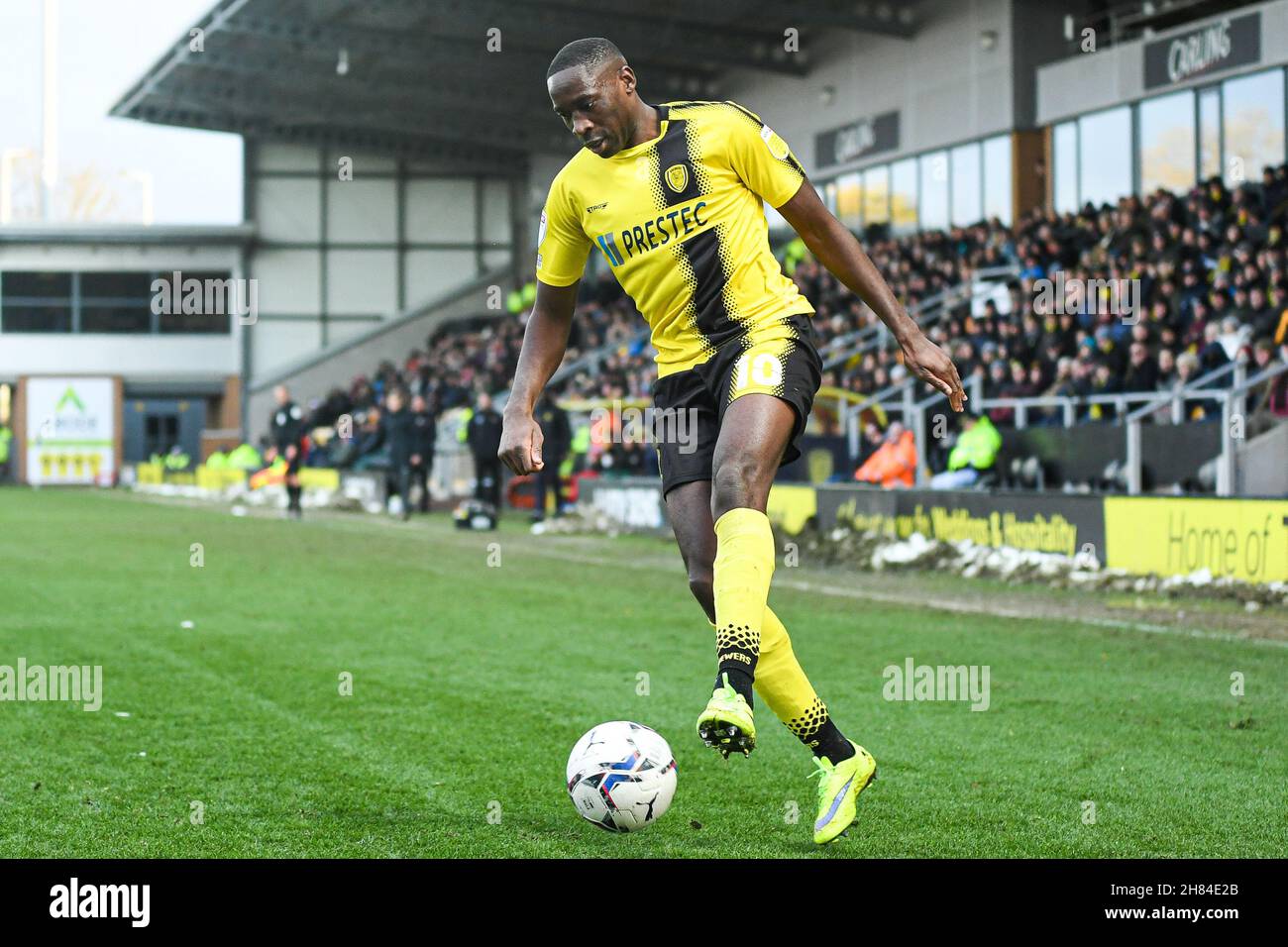 Lucas Akins n° 10 di Burton Albion durante il gioco Foto Stock