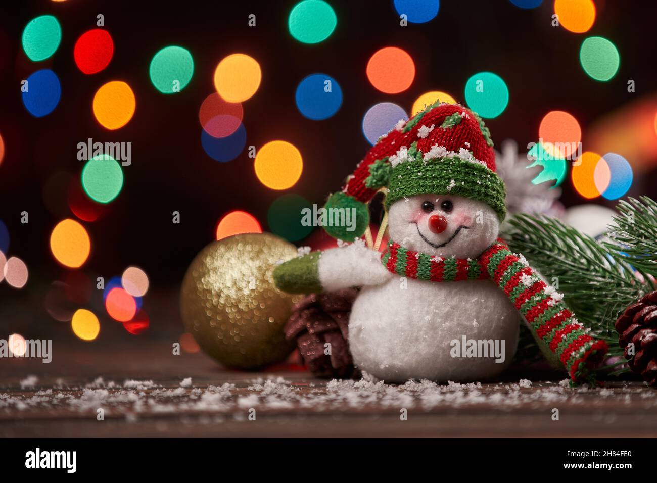 Carino pupazzo di neve divertente sullo sfondo della serata di Natale. Foto Stock