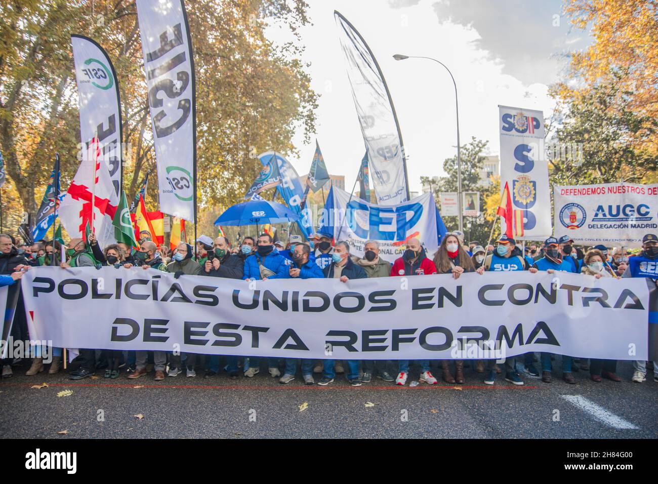 La piattaforma Jusapol e il resto delle organizzazioni della polizia nazionale, della Guardia civile, della polizia regionale e locale hanno sostenuto questo sabato la manifestazione contro la riforma della legge sulla sicurezza dei cittadini del 2015, nota dai suoi detrattori come "legge del bavaglio", Hanno concentrato le sue critiche nei confronti della direzione del ministro degli interni Fernando Grande-Marlaska anche se migliaia di persone sono state mobilitate, coloro che hanno partecipato alla manifestazione non ha riempito la Puerta del Sol all'inizio della annunciata 'grande manifestazione' contro la 'arbitraria' riforma della legge sulla sicurezza dei cittadini proposta dai partner di Foto Stock