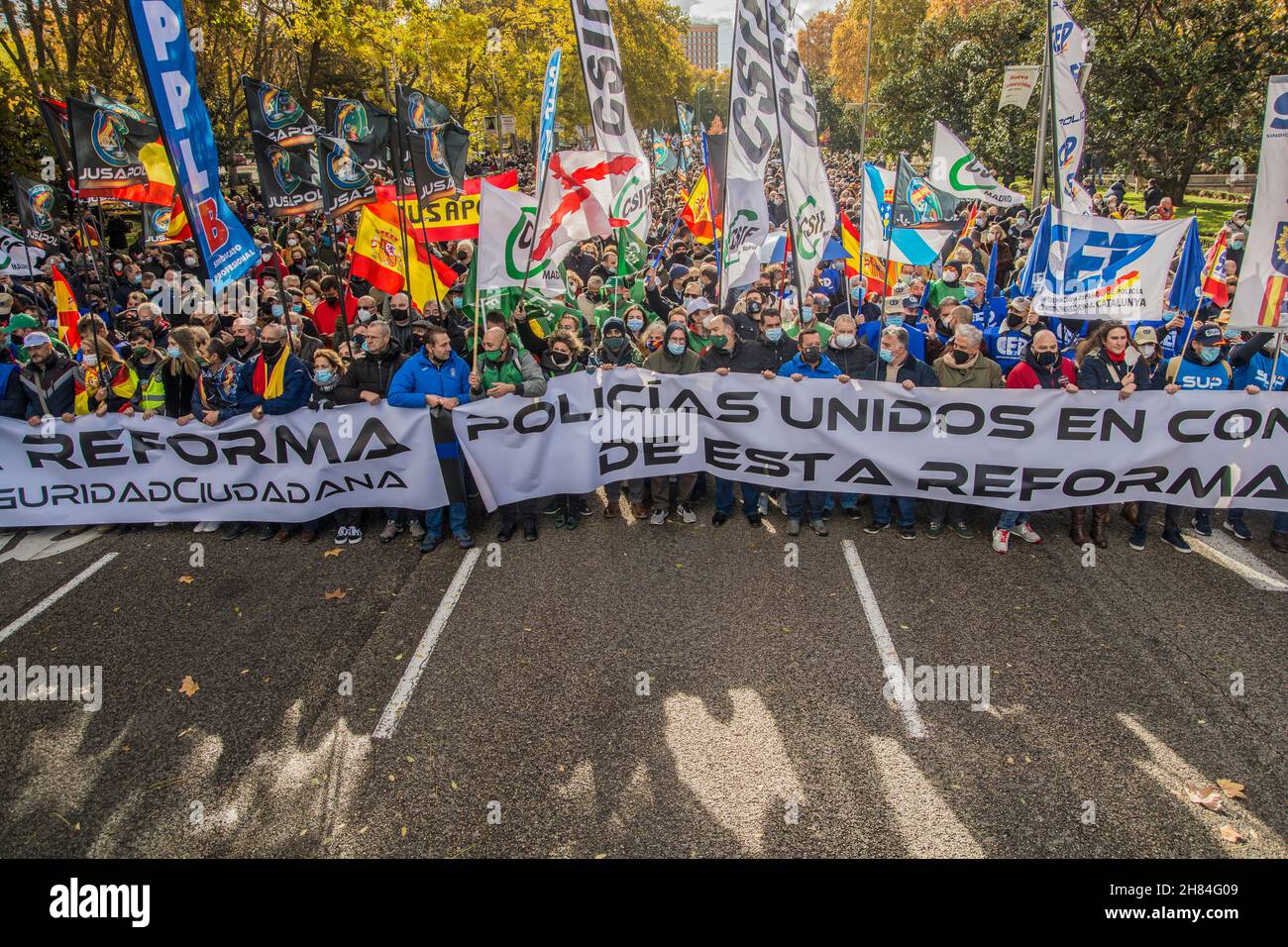 La piattaforma Jusapol e il resto delle organizzazioni della polizia nazionale, della Guardia civile, della polizia regionale e locale hanno sostenuto questo sabato la manifestazione contro la riforma della legge sulla sicurezza dei cittadini del 2015, nota dai suoi detrattori come "legge del bavaglio", Hanno concentrato le sue critiche nei confronti della direzione del ministro degli interni Fernando Grande-Marlaska anche se migliaia di persone sono state mobilitate, coloro che hanno partecipato alla manifestazione non ha riempito la Puerta del Sol all'inizio della annunciata 'grande manifestazione' contro la 'arbitraria' riforma della legge sulla sicurezza dei cittadini proposta dai partner di Foto Stock