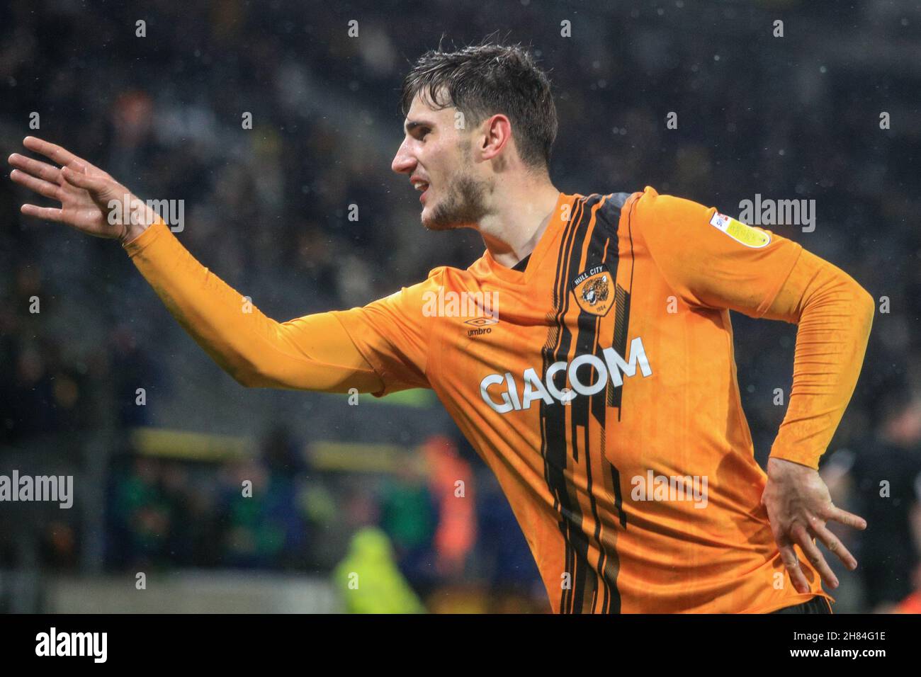 Hull, Regno Unito. 27 novembre 2021. Ryan Longman #16 di Hull City impersona un giocatore di freccetta mentre festeggia il suo obiettivo in Hull, Regno Unito il 11/27/2021. (Foto di James Heaton/News Images/Sipa USA) Credit: Sipa USA/Alamy Live News Foto Stock