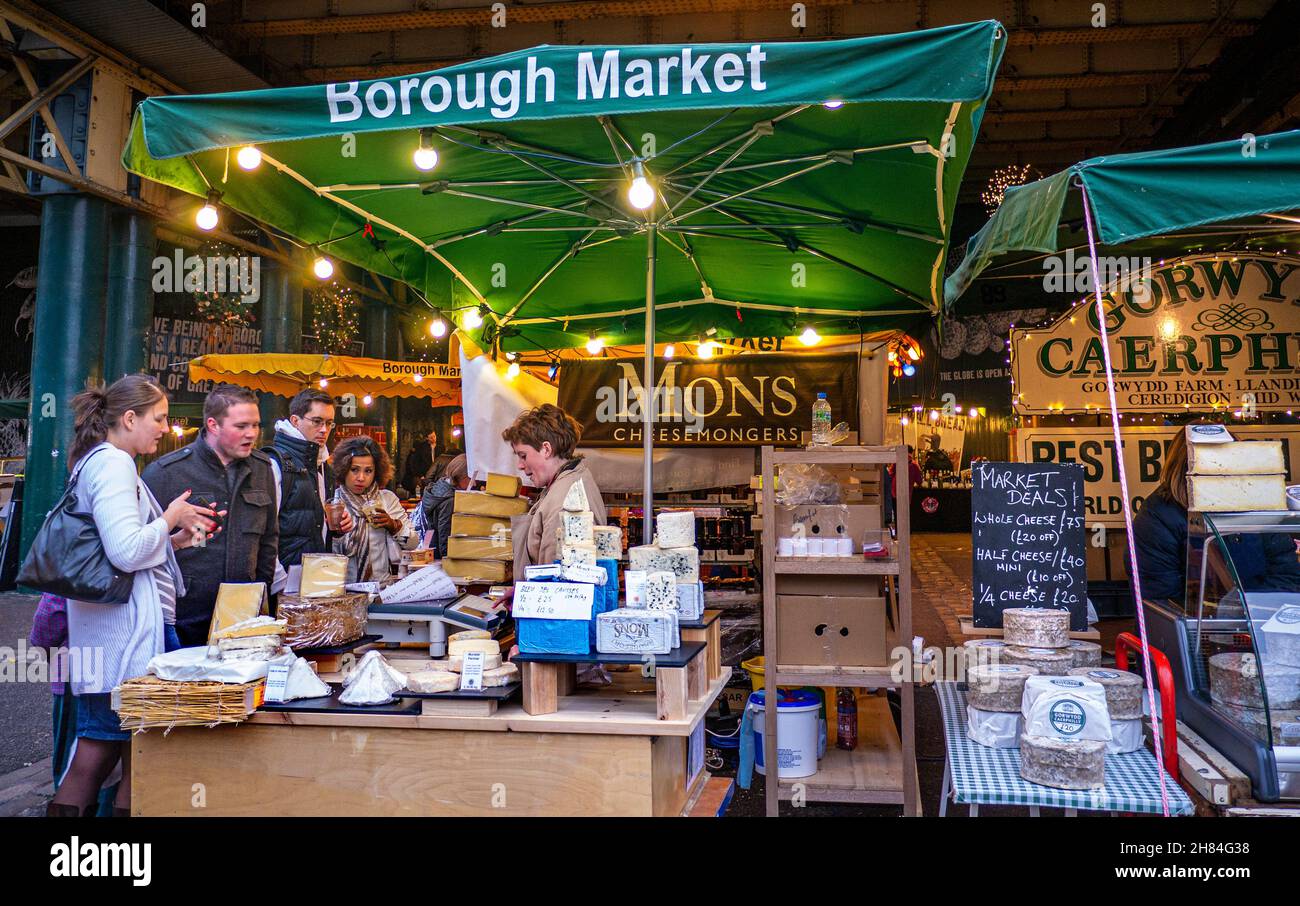 SELEZIONE DI BANCARELLE DI FORMAGGIO DEL MERCATO BOROUGH Cheesemongers e degustazione presso il festoso mercato Borough Southwark Londra Foto Stock