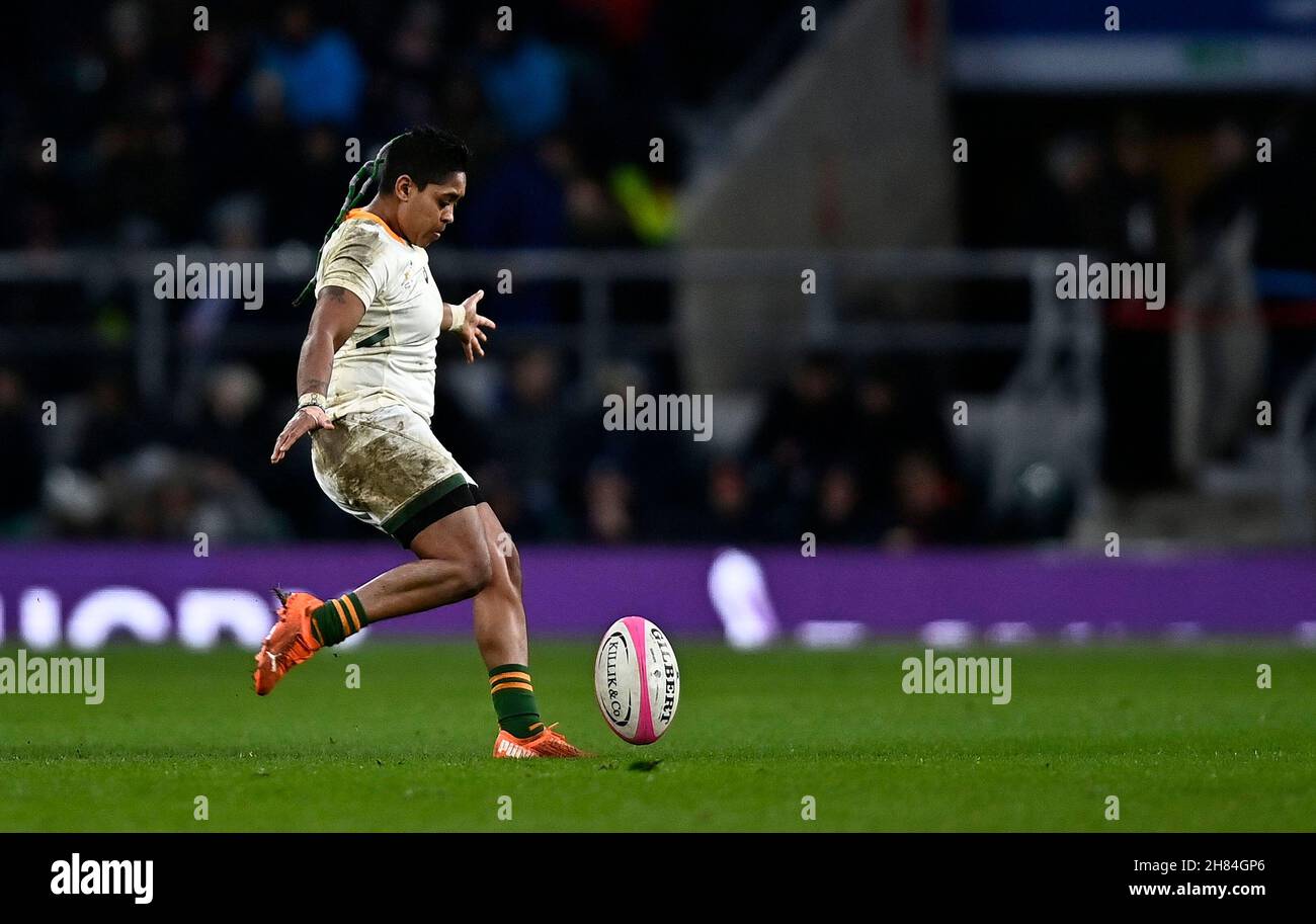 Twickenham, Regno Unito. 27 novembre 2021. Autunno Rugby Internazionale. Barbari Donne V Springbok Donne. Stadio di Twickenham. Londra. Zenay Jordaan (Springbok Women, vice capitano) calci. Credit: Sport in immagini/Alamy Live News Foto Stock