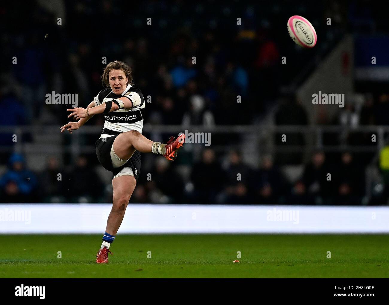 Twickenham, Regno Unito. 27 novembre 2021. Autunno Rugby Internazionale. Barbari Donne V Springbok Donne. Stadio di Twickenham. Londra. Katy Daley-McLean (barbari e sale squali) calci. Credit: Sport in immagini/Alamy Live News Foto Stock