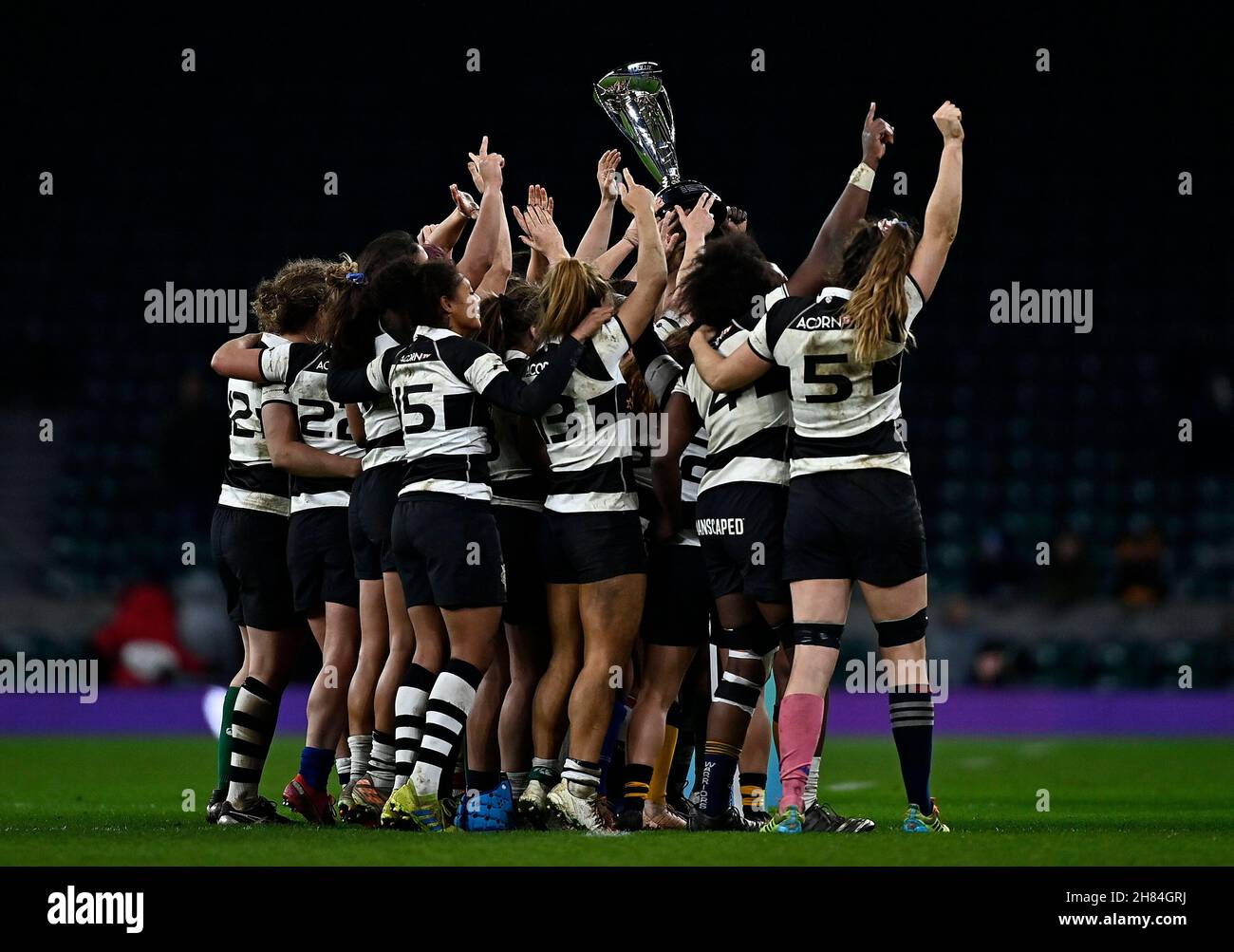 Twickenham, Regno Unito. 27 novembre 2021. Autunno Rugby Internazionale. Barbari Donne V Springbok Donne. Stadio di Twickenham. Londra. I giocatori Barbriani festeggiano con la Killick Cup. Credit: Sport in immagini/Alamy Live News Foto Stock